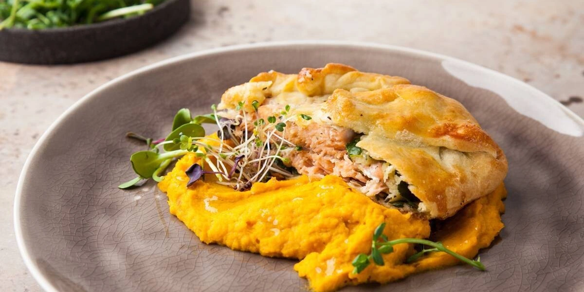 На фото «Красная рыба в&nbsp;тесте со шпинатом и&nbsp;хумусом из&nbsp;тыквы» — питательное и&nbsp;полезное блюдо.