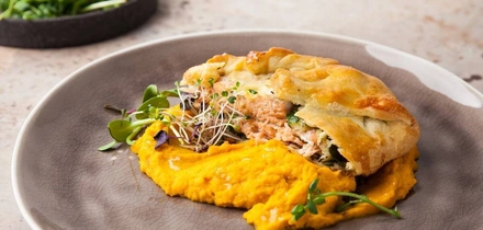 На фото «Красная рыба в&nbsp;тесте со шпинатом и&nbsp;хумусом из&nbsp;тыквы» — питательное и&nbsp;полезное блюдо.