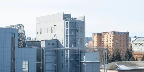 Для обеспечения нужд производства лапши построена современная мельница, которая способна выдавать 190 тонн муки в&nbsp;сутки