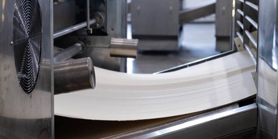 Тесто с&nbsp;исходной толщиной в&nbsp;10 миллиметров прокатывается несколько раз, чтобы на&nbsp;выходе получился ровный тонкий пласт в&nbsp;0,85-0,9 миллиметров