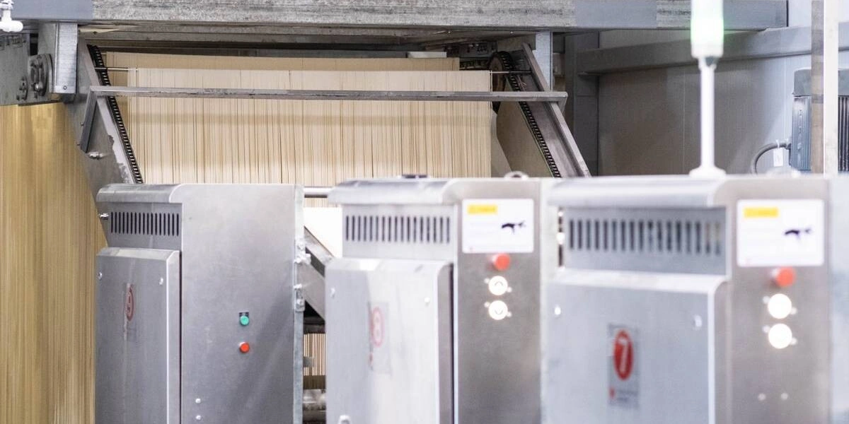 Особо острые валы разрезают тесто на&nbsp;тонкие «нити» и&nbsp;отправляют их на&nbsp;сушку