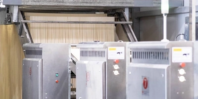 Особо острые валы разрезают тесто на&nbsp;тонкие «нити» и&nbsp;отправляют их на&nbsp;сушку