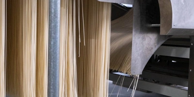 Лапша на&nbsp;протяжении четырёх часов неспешно передвигается по&nbsp;тоннелям длиной 250 метров