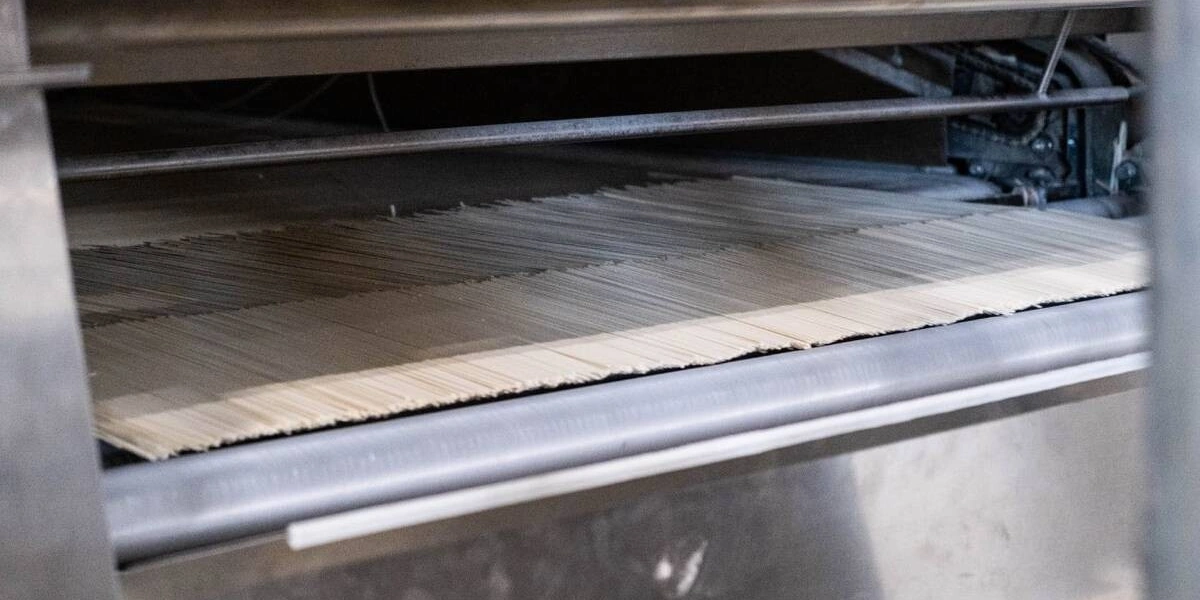 Высушенная лапша нарезается и&nbsp;складывается для&nbsp;последующей фасовки