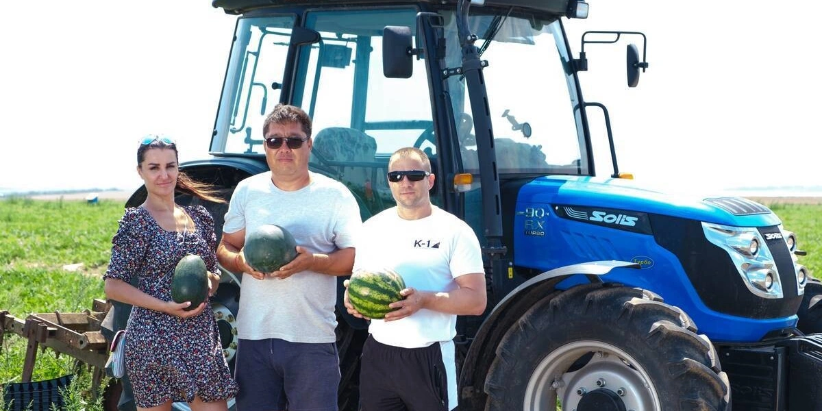Выращивание арбузов на&nbsp;агроферме нашего поставщика — командный бизнес, где каждый отвечает за&nbsp;свой фронт работ. На&nbsp;поле нам удалось застать не всех членов команды. Слева направо: Мария, Санал, Олег