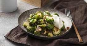 Брюссельская капуста с&nbsp;орехами и&nbsp;творожным сыром