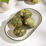 Яйца, окрашенные каркаде и&nbsp;куркумой