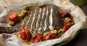 Камбала в&nbsp;печи с&nbsp;оливками и&nbsp;томатами черри