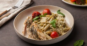 Паста из&nbsp;полбы с&nbsp;песто и&nbsp;куриным филе