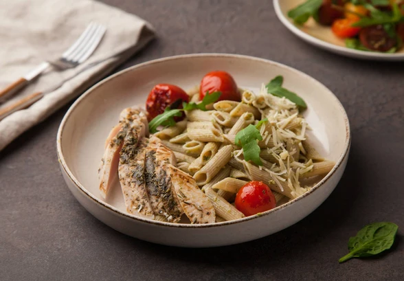 Рецепт «Паста из&nbsp;полбы с&nbsp;песто и&nbsp;куриным филе»