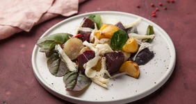 Теплый салат с&nbsp;репой, топинамбуром и&nbsp;свеклой