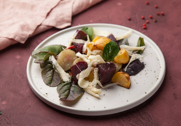 Рецепт «Теплый салат с&nbsp;репой, топинамбуром и&nbsp;свеклой»