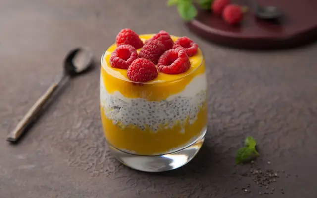 Чиа-пуддинг манго-малина на&nbsp;кокосовом молоке