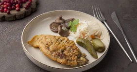 Шницель из&nbsp;говядины с&nbsp;соленьями