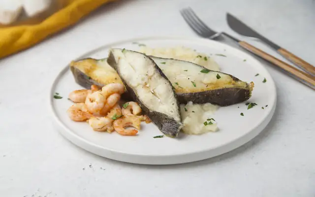 Стейк палтуса с&nbsp;креветками и&nbsp;пюре из&nbsp;сельдерея