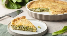 Киш со спаржей, пореем и&nbsp;сыром пармезан