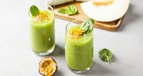Зеленый смузи Дыня-маракуйя