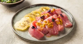 Севиче из&nbsp;тунца с&nbsp;киви и&nbsp;маракуйей