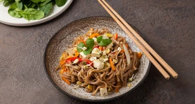 Гречневая лапша с&nbsp;овощами и&nbsp;тофу