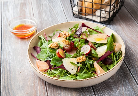 Рецепт «Салат с&nbsp;помело и&nbsp;виноградом»