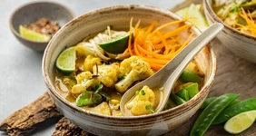 Карри с&nbsp;кокосовым молоком, цветной капустой и&nbsp;лапшой удон