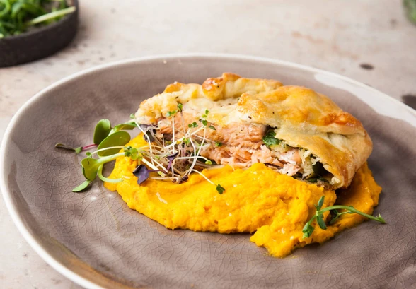 Рецепт «Красная рыба в&nbsp;тесте со шпинатом и&nbsp;хумусом из&nbsp;тыквы»