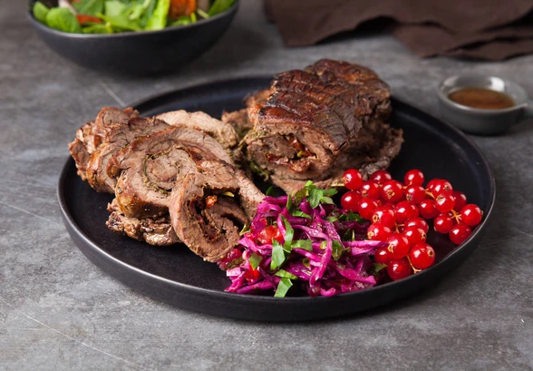 Рецепт «Мясной рулет с&nbsp;вялеными томатами и&nbsp;шпинатом»