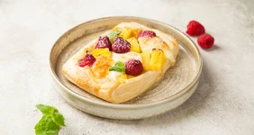 Пиццетта с&nbsp;манго, малиной и&nbsp;ананасом