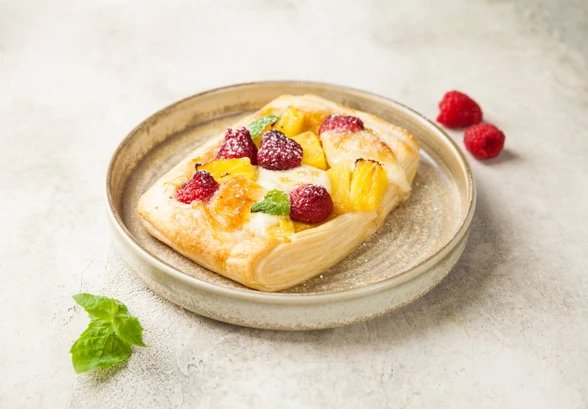 Рецепт «Пиццетта с&nbsp;манго, малиной и&nbsp;ананасом»