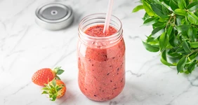 Ягодный смузи с&nbsp;рисовым молоком