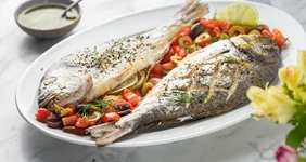 Запечённая дорадо с&nbsp;сальсой из&nbsp;томатов и&nbsp;оливок