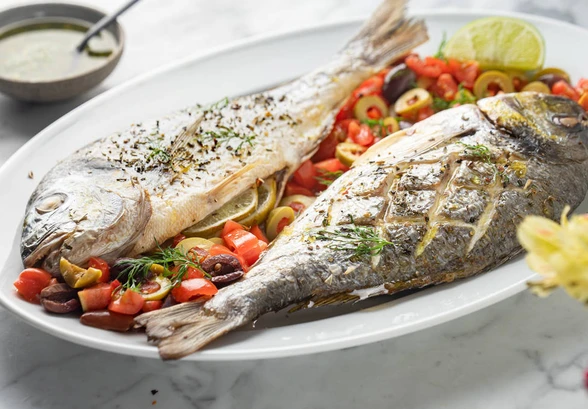 Рецепт «Запечённая дорадо с&nbsp;сальсой из&nbsp;томатов и&nbsp;оливок»