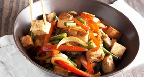 Жареный тофу с&nbsp;овощами