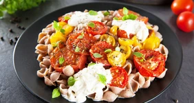 Паста с&nbsp;печёными помидорами и&nbsp;страчателлой