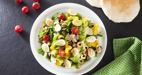 Салат с&nbsp;тунцом и&nbsp;перепелиными яйцами