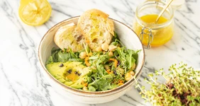 Заправка из&nbsp;свежей куркумы для&nbsp;зелёного салата