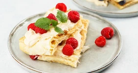 Мильфей с&nbsp;лаймовым кремом и&nbsp;ягодами