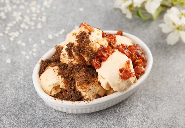 Рецепт «Домашнее мороженое с&nbsp;маскарпоне и&nbsp;солёными топпингами»