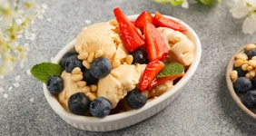 Домашнее мороженое с&nbsp;рикоттой и&nbsp;ягодами