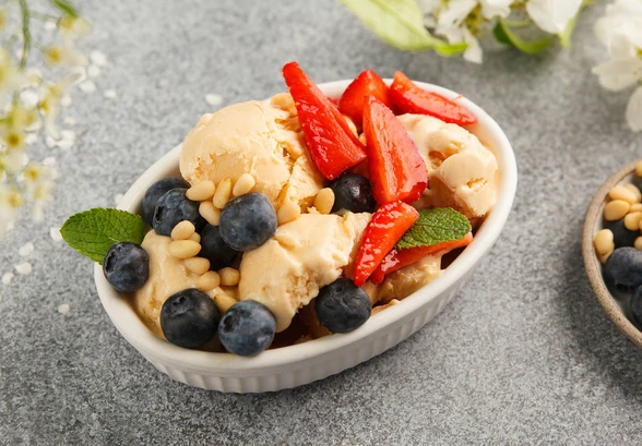 Рецепт «Домашнее мороженое с&nbsp;рикоттой и&nbsp;ягодами»