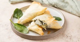 Пирожки из&nbsp;теста фило с&nbsp;начинкой из&nbsp;зелени и&nbsp;козьего сыра