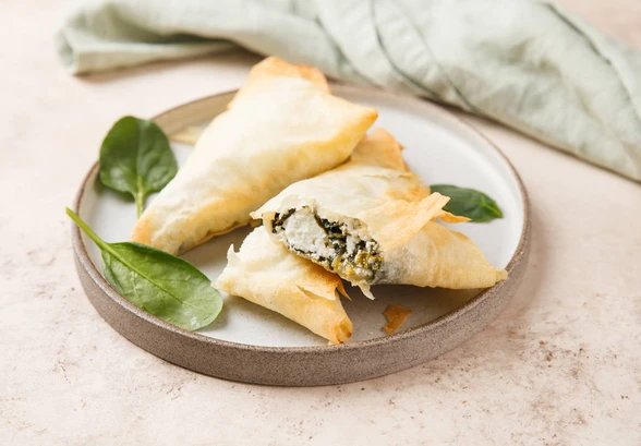 Рецепт «Пирожки из&nbsp;теста фило с&nbsp;начинкой из&nbsp;зелени и&nbsp;козьего сыра»