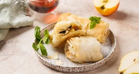 Мини-штрудели из&nbsp;фило с&nbsp;яблоками и&nbsp;грушами