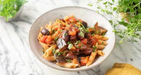 Перья с&nbsp;баклажанами