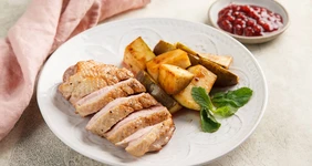 Утиная грудка с&nbsp;грушей и&nbsp;брусничным соусом