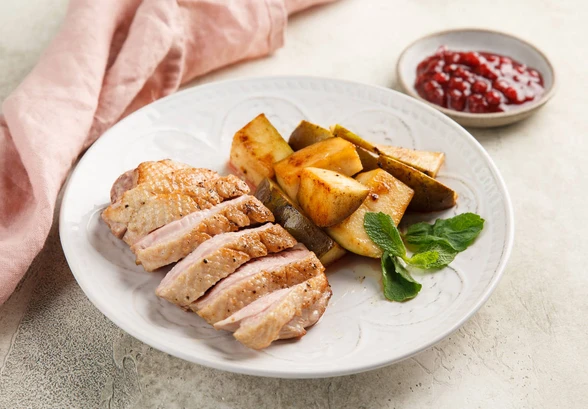 Рецепт «Утиная грудка с&nbsp;грушей и&nbsp;брусничным соусом»