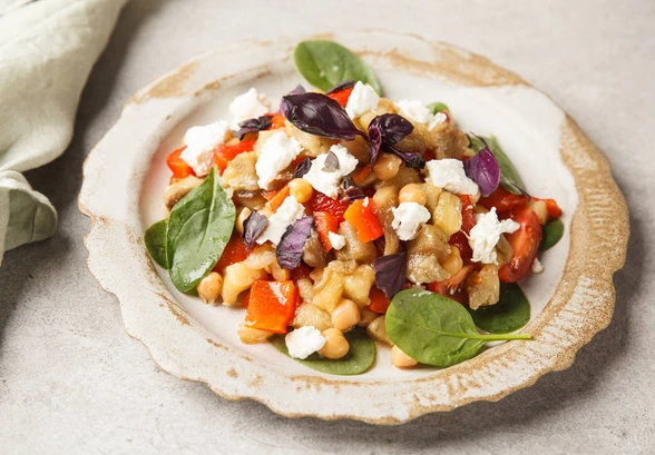 Рецепт «Салат с&nbsp;печёным баклажаном, нутом и&nbsp;козьим сыром»