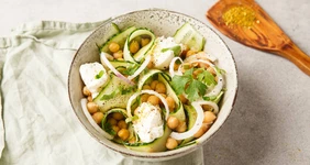 Лёгкий салат с&nbsp;огурцами и&nbsp;нутом