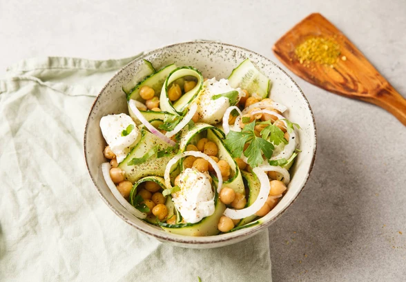 Рецепт «Лёгкий салат с&nbsp;огурцами и&nbsp;нутом»