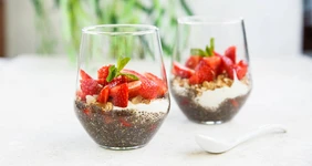 Десерт чиа-кранч-клубника